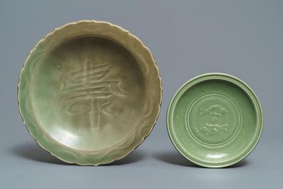 Twee Chinese Longquan celadon schotels en drie kommen, Song/Ming