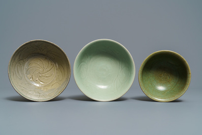 Twee Chinese Longquan celadon schotels en drie kommen, Song/Ming