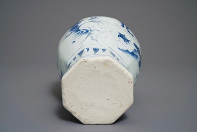 Un vase de forme balustre en porcelaine de Chine bleu et blanc, &eacute;poque Transition