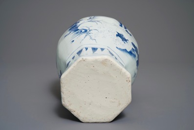 Un vase de forme balustre en porcelaine de Chine bleu et blanc, &eacute;poque Transition