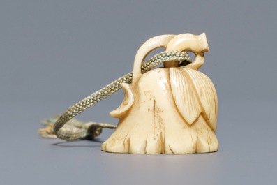 Een Japanse ivoren netsuke in de vorm van een lotusbloem, Edo, 18e eeuw