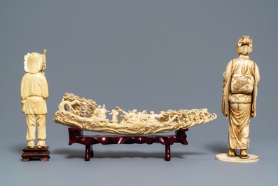 Twee ivoren figuren en een opengewerkte tand, China en Japan, 19/20e eeuw