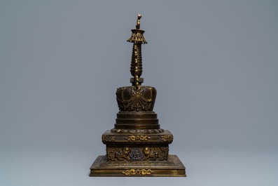 Un grand mod&egrave;le d'un stupa en bronze dor&eacute; et incrust&eacute;, Tibet, 18&egrave;me