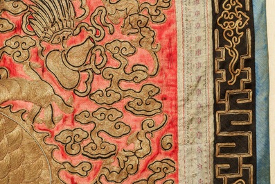 Une paire de grands panneaux de broderies de soie &agrave; d&eacute;cor de dragons, Chine, 19&egrave;me