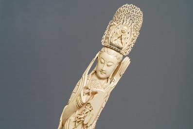 Un tr&egrave;s grand mod&egrave;le de Guanyin en ivoire sculpt&eacute;, Chine, 19&egrave;me