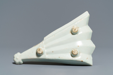 Une coupe &eacute;ventail de type ko-sometsuke et une assiette de type kraak en porcelaine de Chine bleu et blanc, Wanli/Tianqi