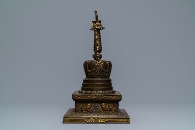 Un grand mod&egrave;le d'un stupa en bronze dor&eacute; et incrust&eacute;, Tibet, 18&egrave;me