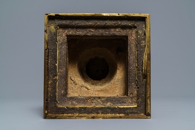 Un grand mod&egrave;le d'un stupa en bronze dor&eacute; et incrust&eacute;, Tibet, 18&egrave;me