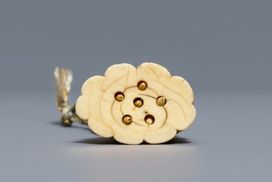 Un netsuke en forme de fleur de lotus en ivoire sculpt&eacute;, Japon, Edo, 18&egrave;me