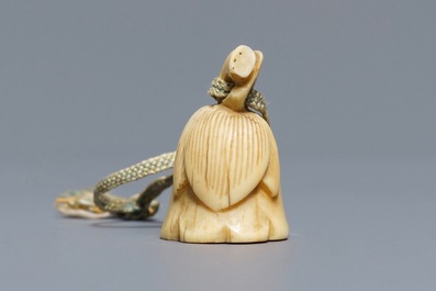 Een Japanse ivoren netsuke in de vorm van een lotusbloem, Edo, 18e eeuw