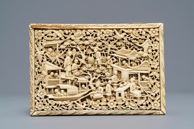 Een Chinees rechthoekig ivoren dekseldoosje, Canton, 19e eeuw