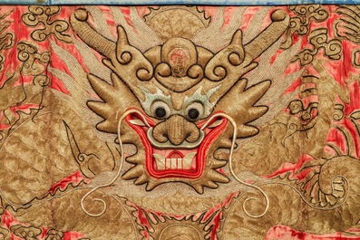 Een paar grote Chinese in reli&euml;f geborduurde zijden panelen met draken, 19e eeuw