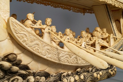 Un mod&egrave;le d'un bateau dragon en ivoire sculpt&eacute; sur socle en bois, Chine, 19&egrave;me