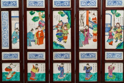 Un &eacute;cran de table de huit panneaux en porcelaine de Chine famille rose, 19&egrave;me