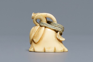 Een Japanse ivoren netsuke in de vorm van een lotusbloem, Edo, 18e eeuw