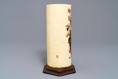 Een Japanse Shibayama ingelegde ivoren penselenpot, Meiji, 19e eeuw