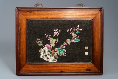Quatre plaques en porcelaine de Chine famille rose rehauss&eacute; de grain de pierre, Qianlong