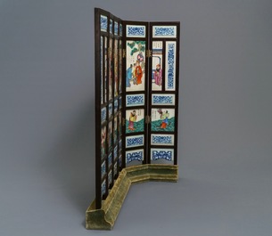 Un &eacute;cran de table de six panneaux en porcelaine de Chine famille rose, vers 1900