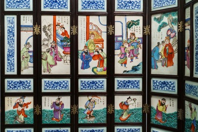Un &eacute;cran de table de six panneaux en porcelaine de Chine famille rose, vers 1900
