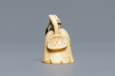 Een Japanse ivoren netsuke in de vorm van een lotusbloem, Edo, 18e eeuw