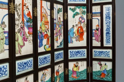 Een zesdelig Chinees famille rose tafel- of kamerscherm met inscripties, 19e eeuw