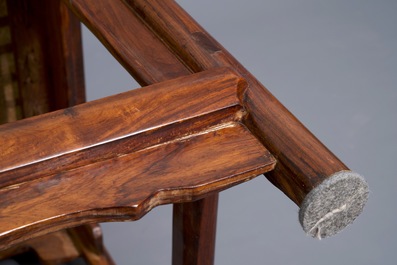 Une paire de chaises chinoises en bois huanghuali, R&eacute;publique, 20&egrave;me