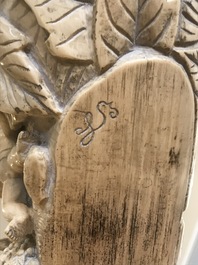 Une importante d&eacute;fense d'ivoire sculpt&eacute; &agrave; d&eacute;cor d'un panorama bachique, France ou Italie, 18&egrave;me