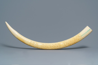 Une d&eacute;fense d'ivoire africaine sculpt&eacute; &agrave; d&eacute;cor orn&eacute;mental, Congo, 1&egrave;re moiti&eacute; du 20&egrave;me