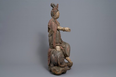 Un groupe en bois polychrome de Guanyin sur un dragon, 18&egrave;me
