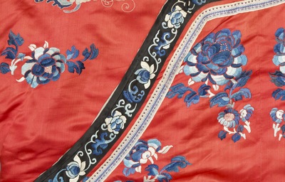 Une robe de femme informelle en soie rouge brod&eacute;e, Chine, 19&egrave;me