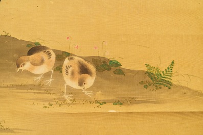 Japanse school: Haan en kip met kuikens, aquarel en inkt op papier, gemonteerd op rol, Meiji, 19e eeuw