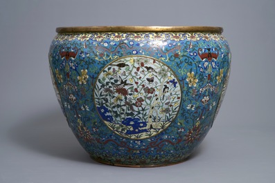 Een uitzonderlijk grote Chinese vissenkom in verguld brons en cloisonn&eacute;, Jiaqing