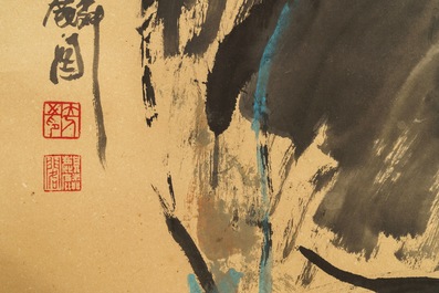 Ecole chinoise, 20&egrave;me: Deux figures et calligraphie, encre et couleurs sur papier, mont&eacute; en rouleau