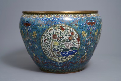 Een uitzonderlijk grote Chinese vissenkom in verguld brons en cloisonn&eacute;, Jiaqing