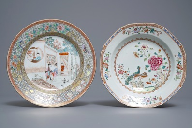 Twee fijne Chinese famille rose borden en een theepot met deksel, Yongzheng/Qianlong
