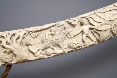 Une importante d&eacute;fense d'ivoire sculpt&eacute; &agrave; d&eacute;cor d'un panorama bachique, France ou Italie, 18&egrave;me