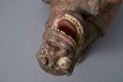 Un groupe en bois polychrome de Guanyin sur un dragon, 18&egrave;me