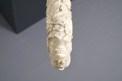 Een uitzonderlijk grote bewerkte ivoren tand met bacchanten, Frankrijk of Itali&euml;, 18e eeuw