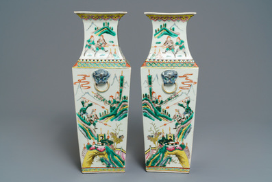 Une paire de vases de forme carr&eacute; en porcelaine de Chine famille rose, 19&egrave;me