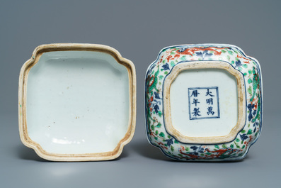 A Chinese wucai 'dragon' box and cover, Wanli mark, 18/19th C.