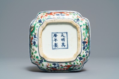 A Chinese wucai 'dragon' box and cover, Wanli mark, 18/19th C.