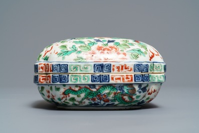 A Chinese wucai 'dragon' box and cover, Wanli mark, 18/19th C.