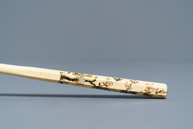 Een Japanse Shibayama ingelegde ivoren loupe en vier heften, Meiji, 19e eeuw