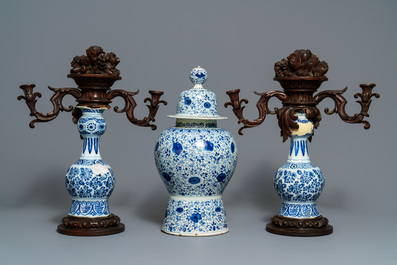 Une garniture de trois vases en fa&iuml;ence de Delft bleu et blanc aux montures en bois, 18&egrave;me