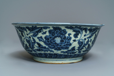 Un bol en porcelaine de Chine bleu et blanc &agrave; d&eacute;cor de pivoines, Ming