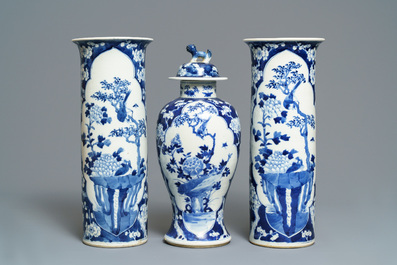 Quatre vases et une jardini&egrave;re en porcelaine de Chine bleu et blanc, 19&egrave;me