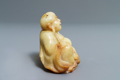 A Chinese Shoushan soapstone figure of Buddha with a ruyi scepter, 18/19th C.