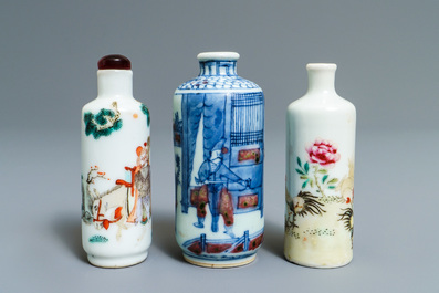 Drie Chinees porseleinen snuifflessen, 19/20e eeuw