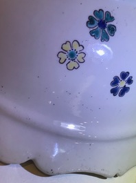 Drie stukken in Kakiemon-stijl porselein, Chantilly, Frankrijk, 18e eeuw