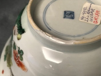 Une paire de bols en porcelaine de Chine famille verte, Kangxi